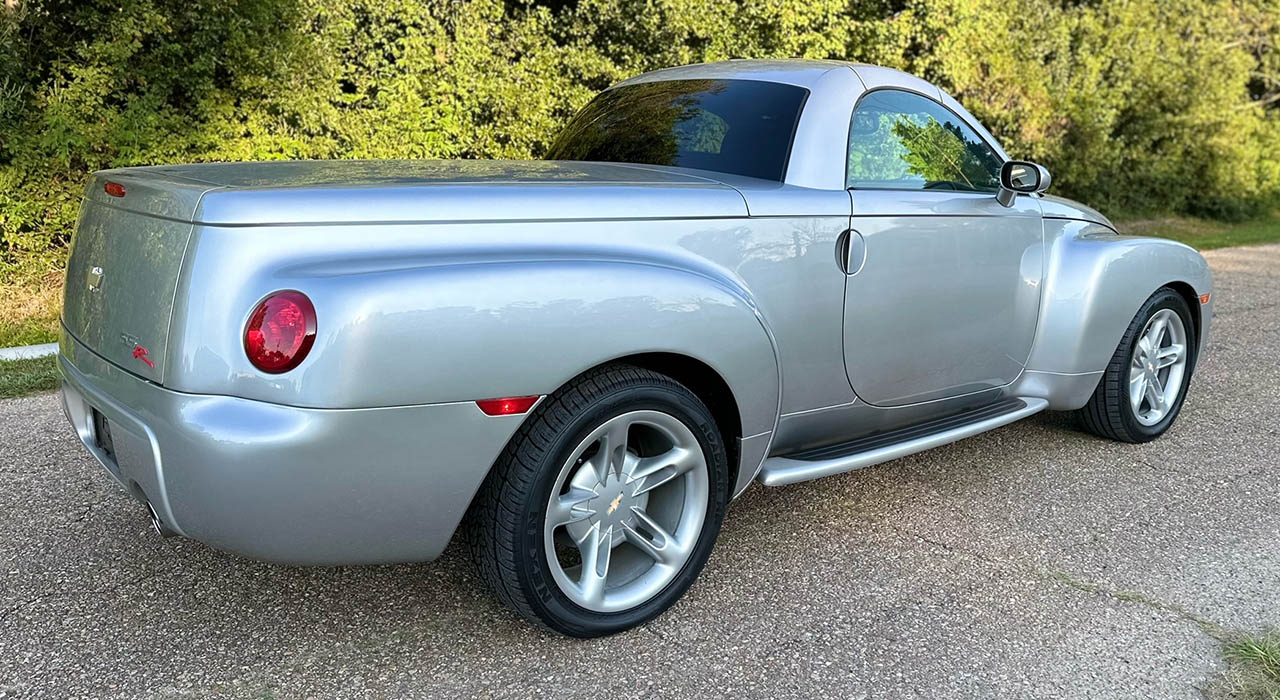5th Image of a 2005 CHEVROLET SSR