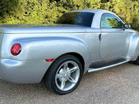 Image 6 of 16 of a 2005 CHEVROLET SSR