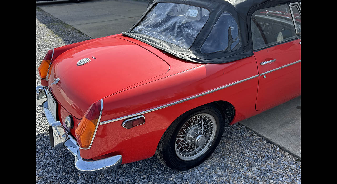 2nd Image of a 1972 MG MGB