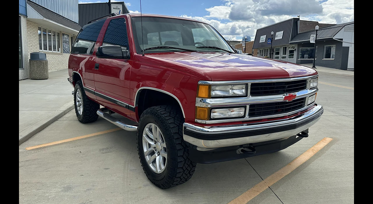 2nd Image of a 1999 CHEVROLET TAHOE