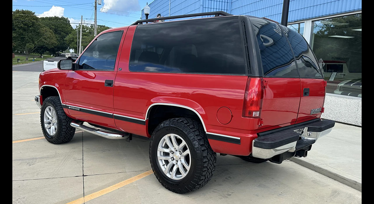 3rd Image of a 1999 CHEVROLET TAHOE