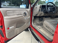 Image 17 of 28 of a 1999 CHEVROLET TAHOE