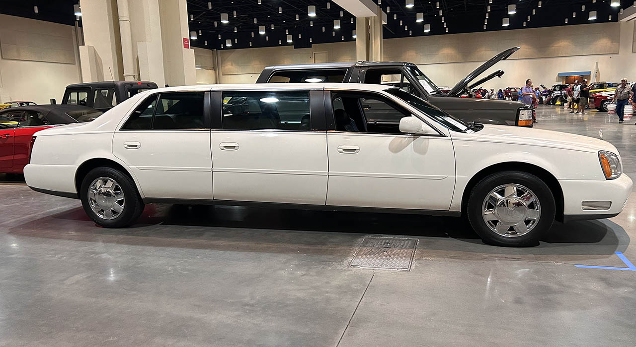 2nd Image of a 2004 CADILLAC DEVILLE