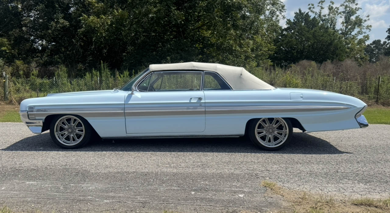3rd Image of a 1961 OLDSMOBILE STARFIRE