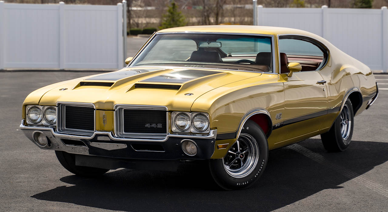 2nd Image of a 1971 OLDSMOBILE 442 W-30