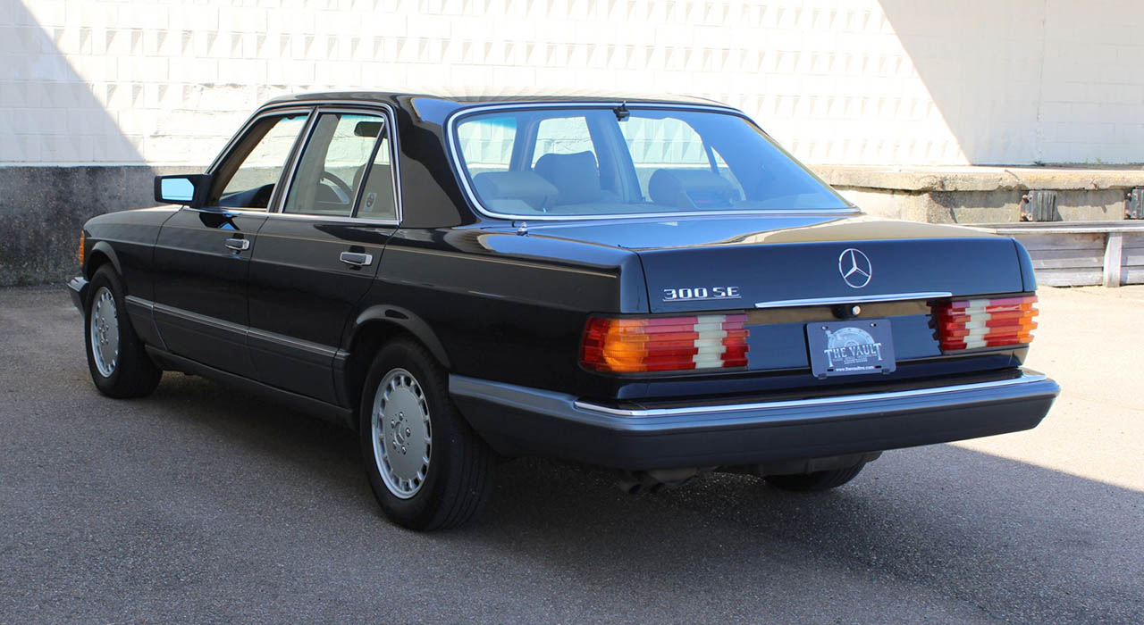 2nd Image of a 1990 MERCEDES-BENZ 300 SE