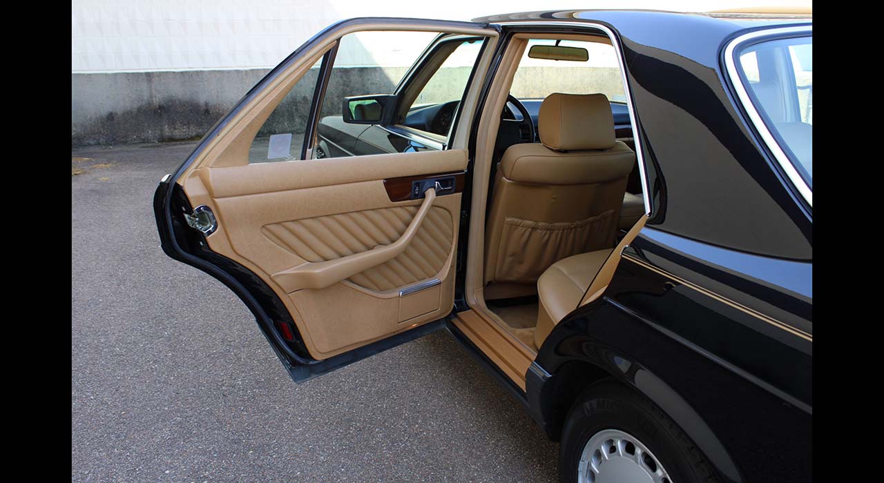 14th Image of a 1990 MERCEDES-BENZ 300 SE