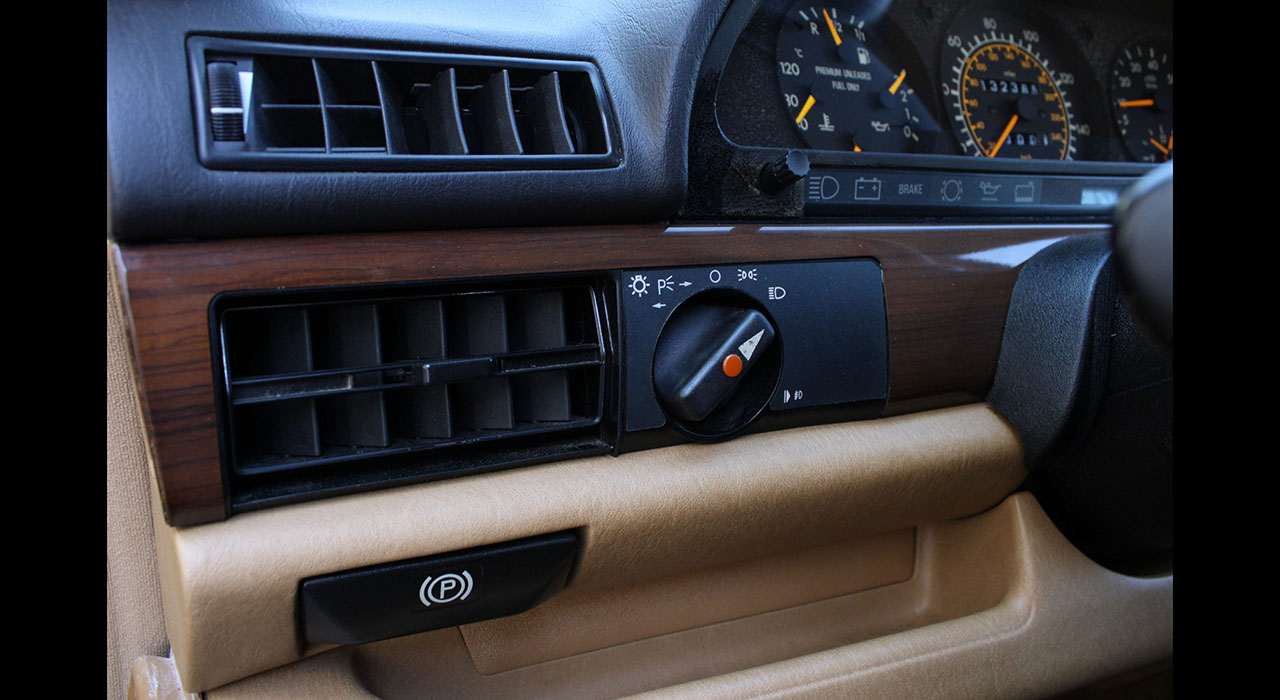 19th Image of a 1990 MERCEDES-BENZ 300 SE