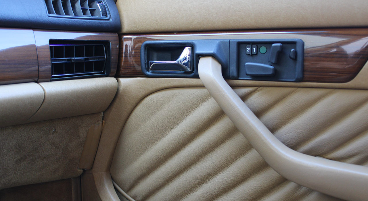 23rd Image of a 1990 MERCEDES-BENZ 300 SE