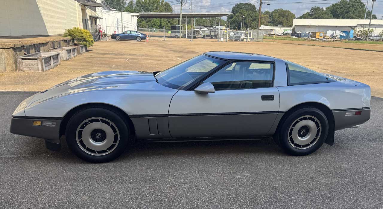 4th Image of a 1985 CHEVROLET CORVETTE
