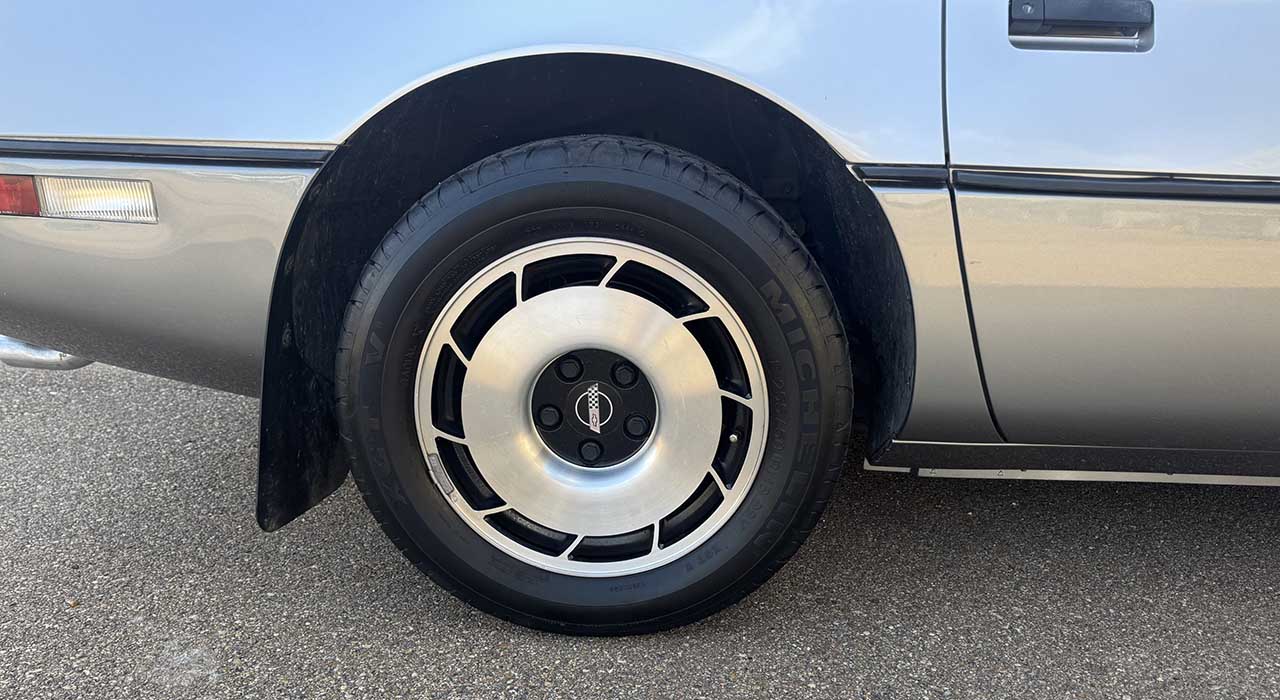 10th Image of a 1985 CHEVROLET CORVETTE