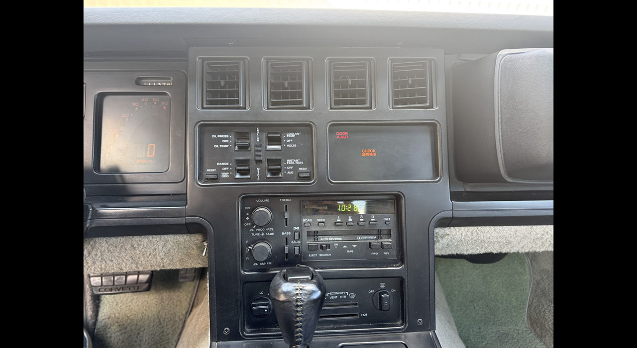 20th Image of a 1985 CHEVROLET CORVETTE