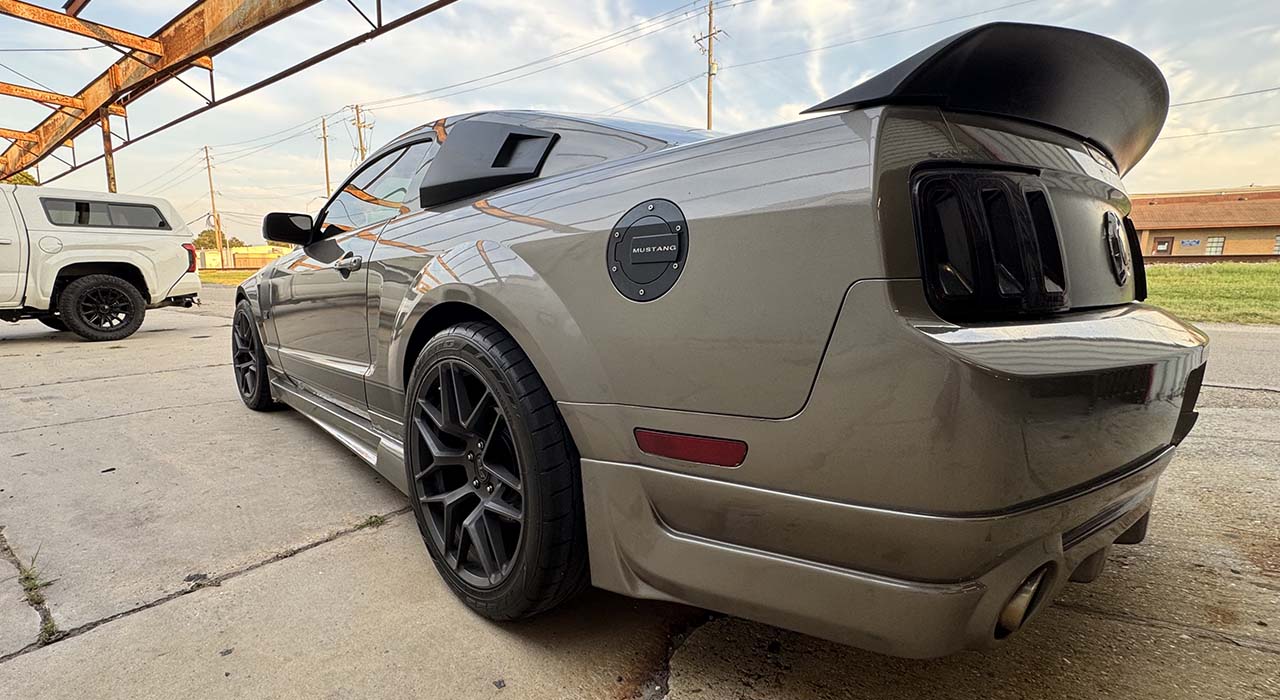 2nd Image of a 2005 FORD MUSTANG GT