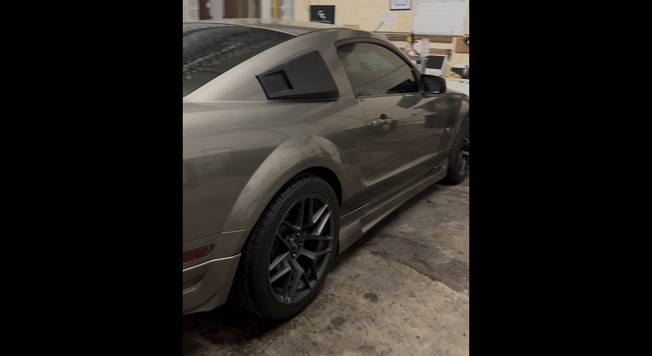 4th Image of a 2005 FORD MUSTANG GT