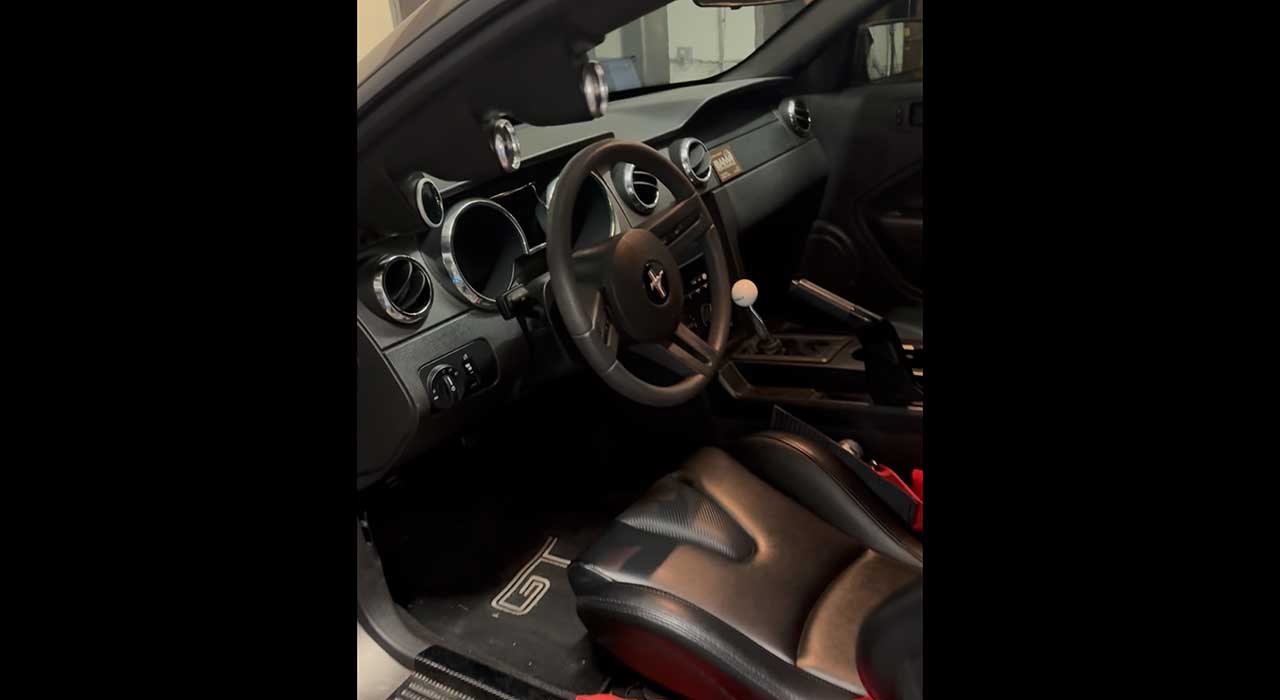 12th Image of a 2005 FORD MUSTANG GT