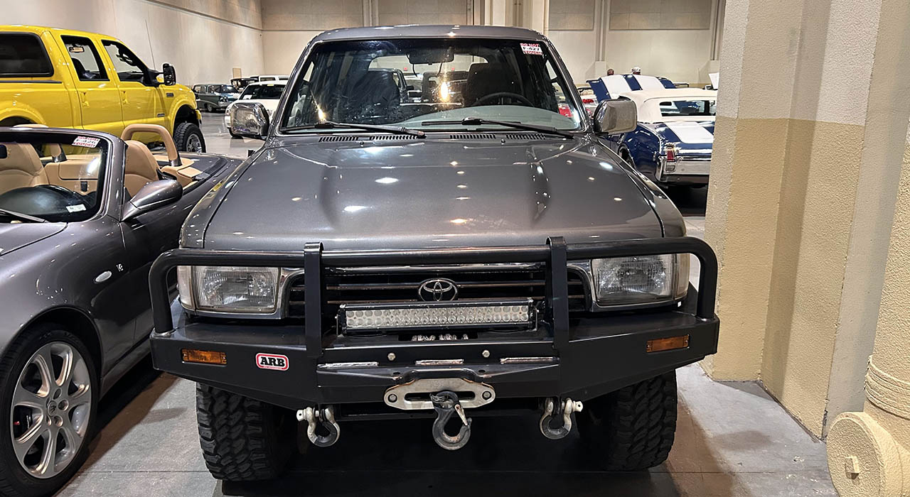 2nd Image of a 1993 TOYOTA 4RUNNER SR5