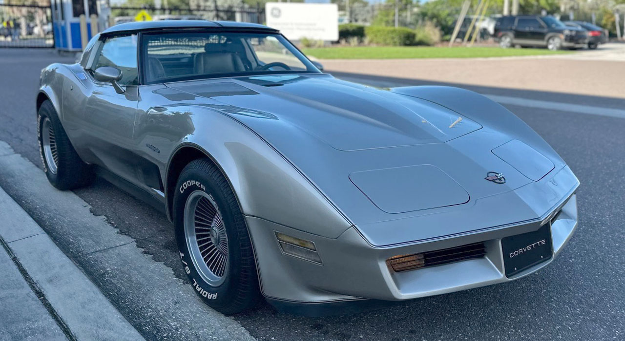2nd Image of a 1982 CHEVROLET CORVETTE