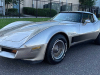 Image 2 of 25 of a 1982 CHEVROLET CORVETTE
