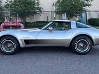 Image 8 of 25 of a 1982 CHEVROLET CORVETTE