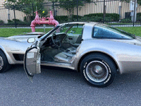 Image 10 of 25 of a 1982 CHEVROLET CORVETTE