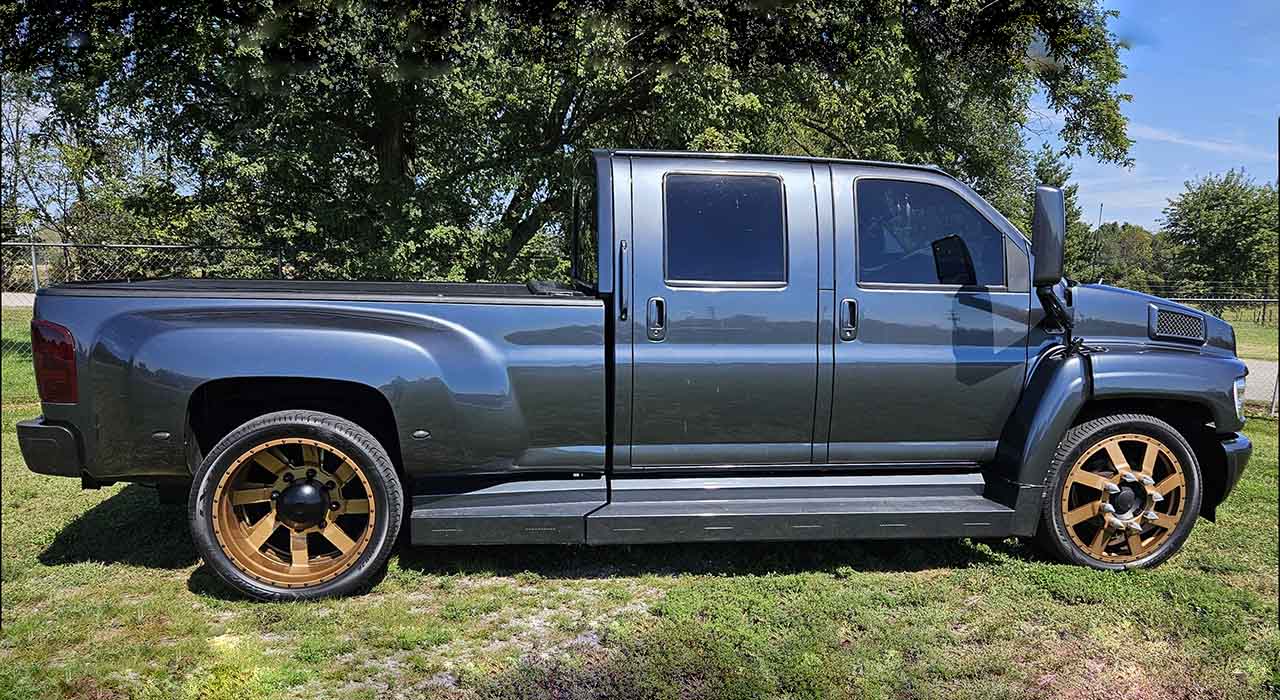 3rd Image of a 2006 CHEVROLET KODIAC