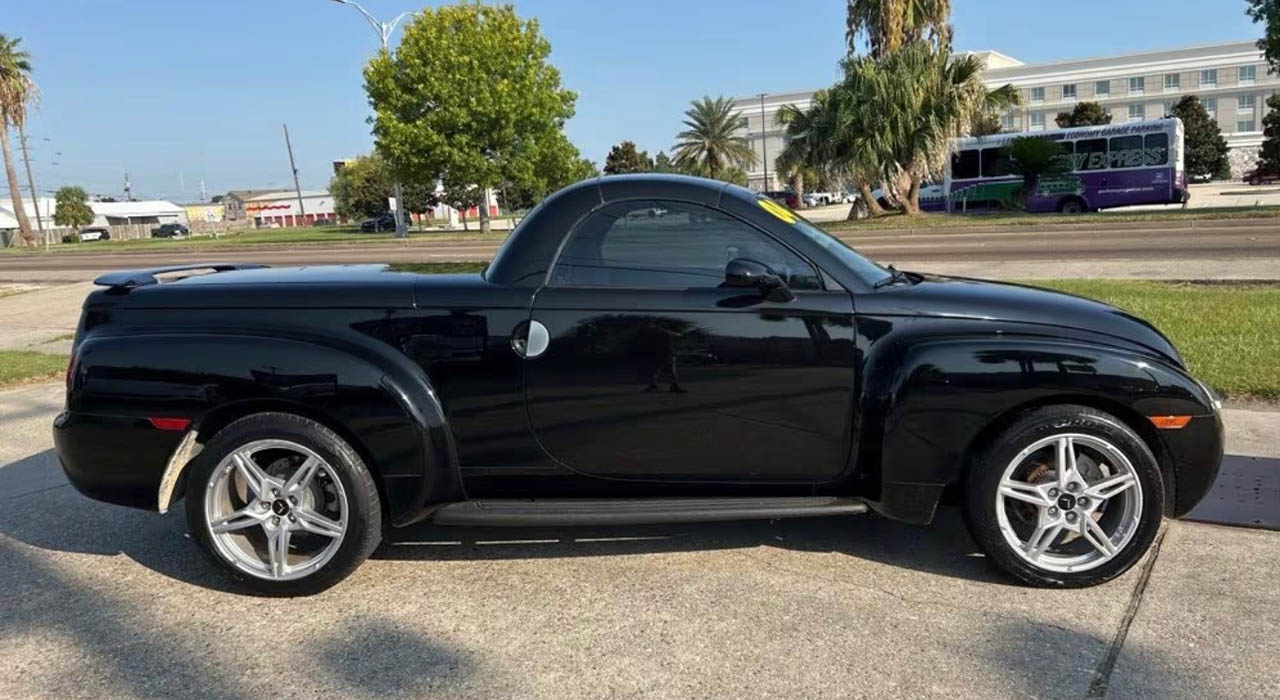 2nd Image of a 2004 CHEVROLET SSR LS