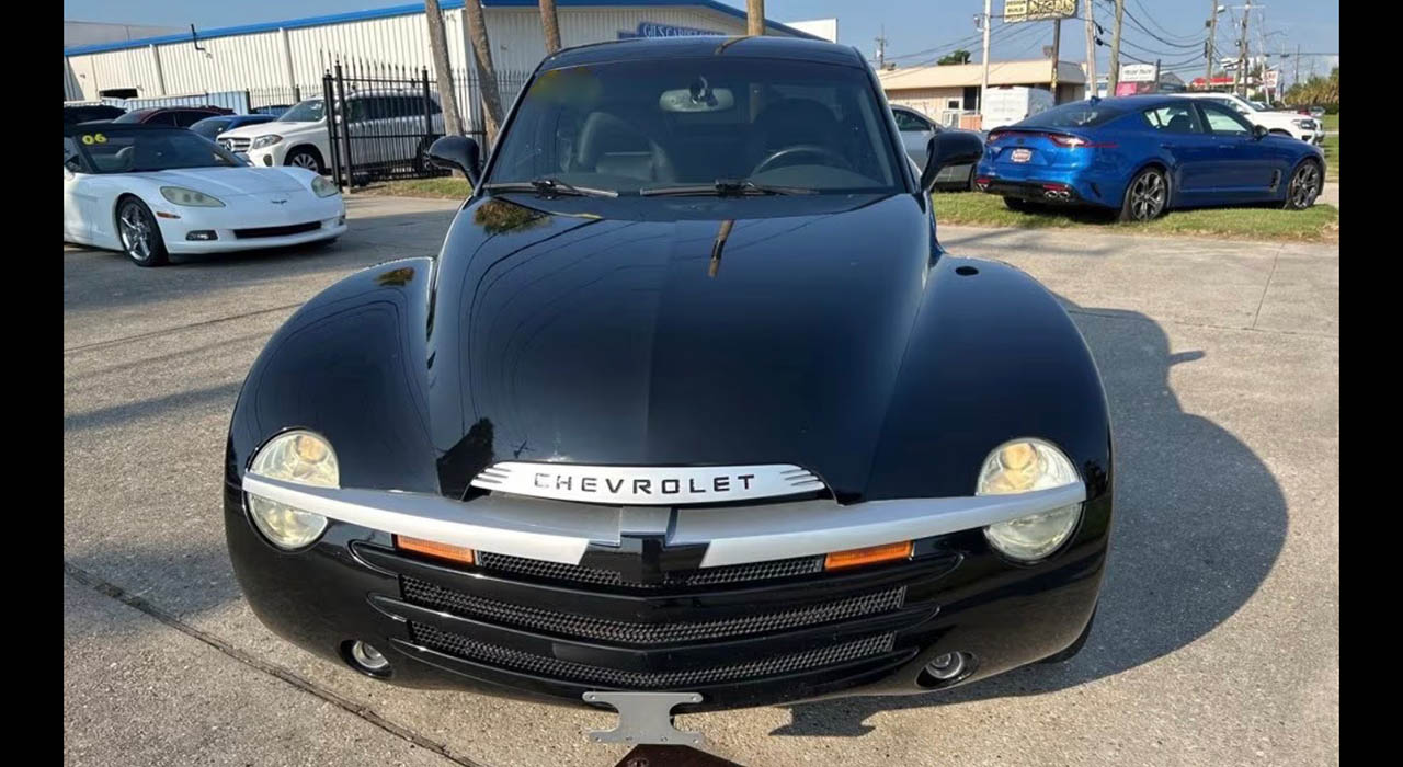 3rd Image of a 2004 CHEVROLET SSR LS
