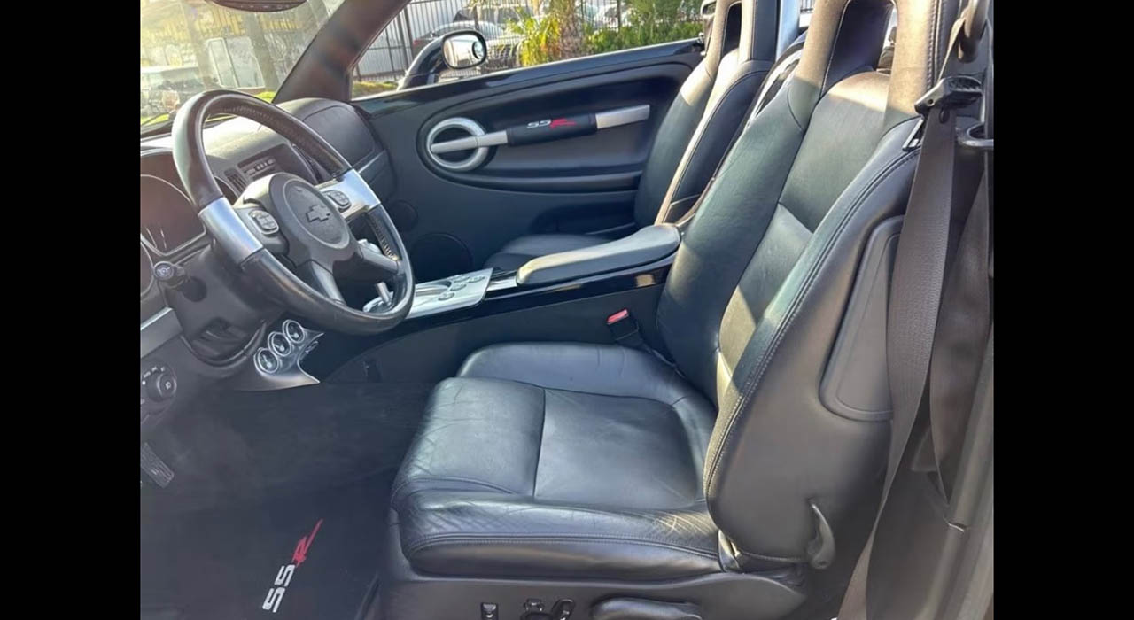 5th Image of a 2004 CHEVROLET SSR LS