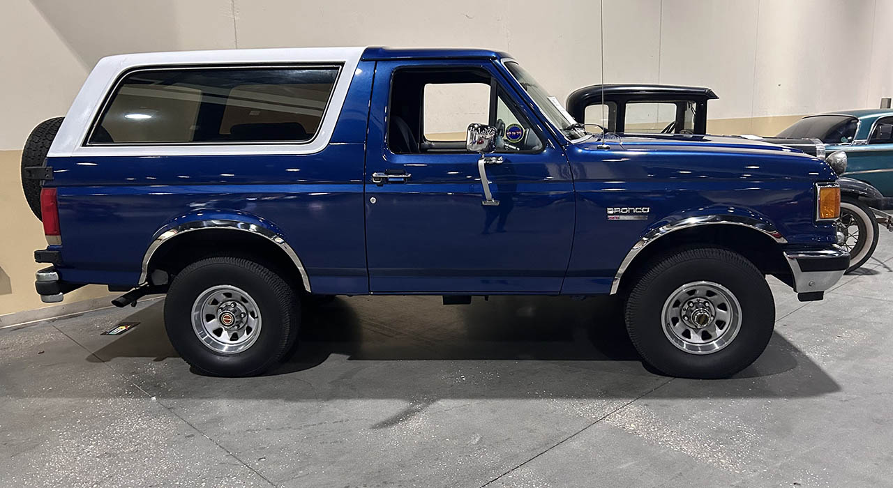 2nd Image of a 1990 FORD BRONCO XLT