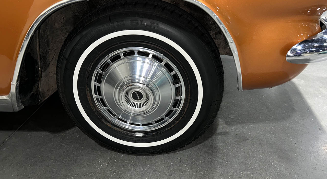 3rd Image of a 1964 CHEVROLET CORVAIR