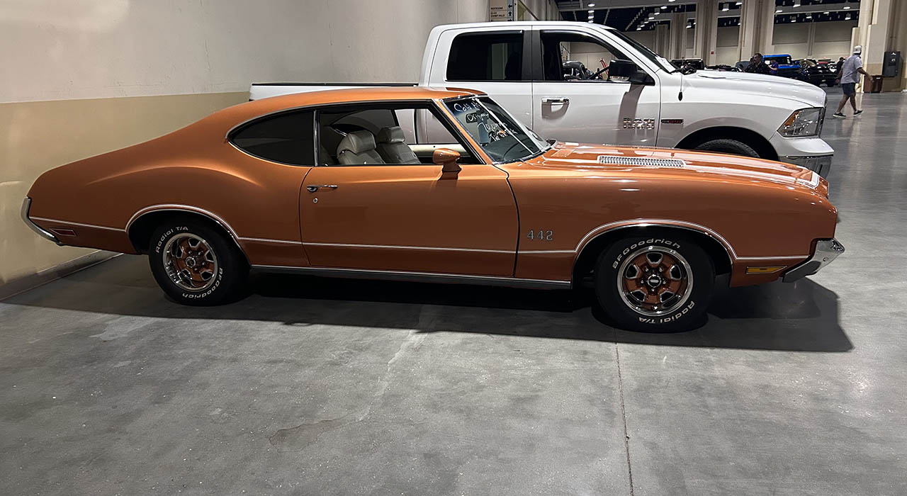 2nd Image of a 1971 OLDSMOBILE CUTLAS