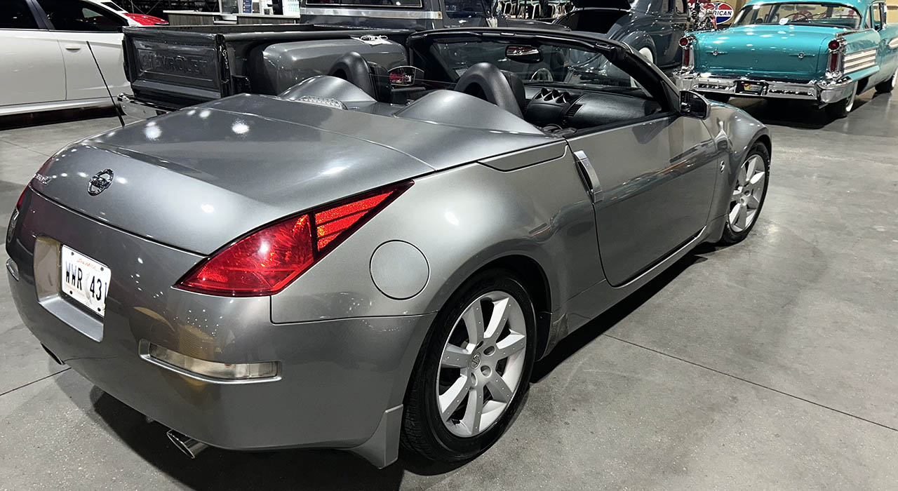 2nd Image of a 2004 NISSAN 350Z