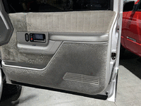 Image 7 of 15 of a 1993 GMC YUKON