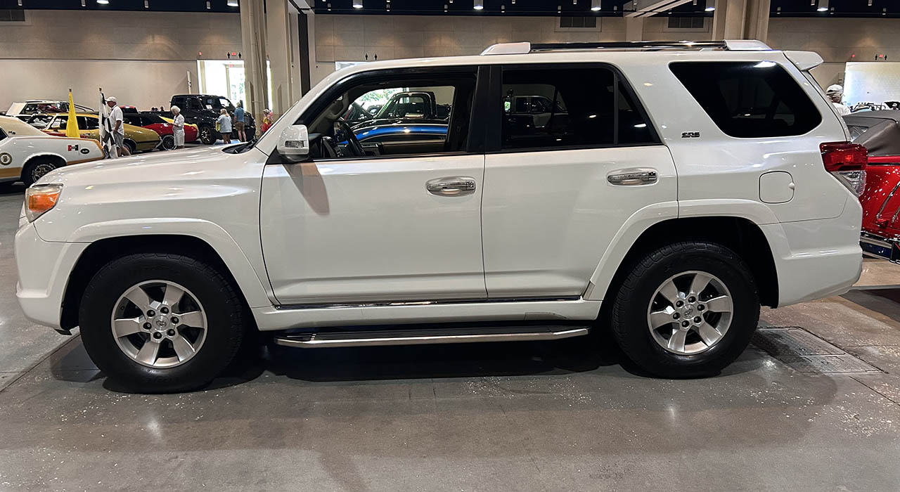 2nd Image of a 2012 TOYOTA 4RUNNER SR5