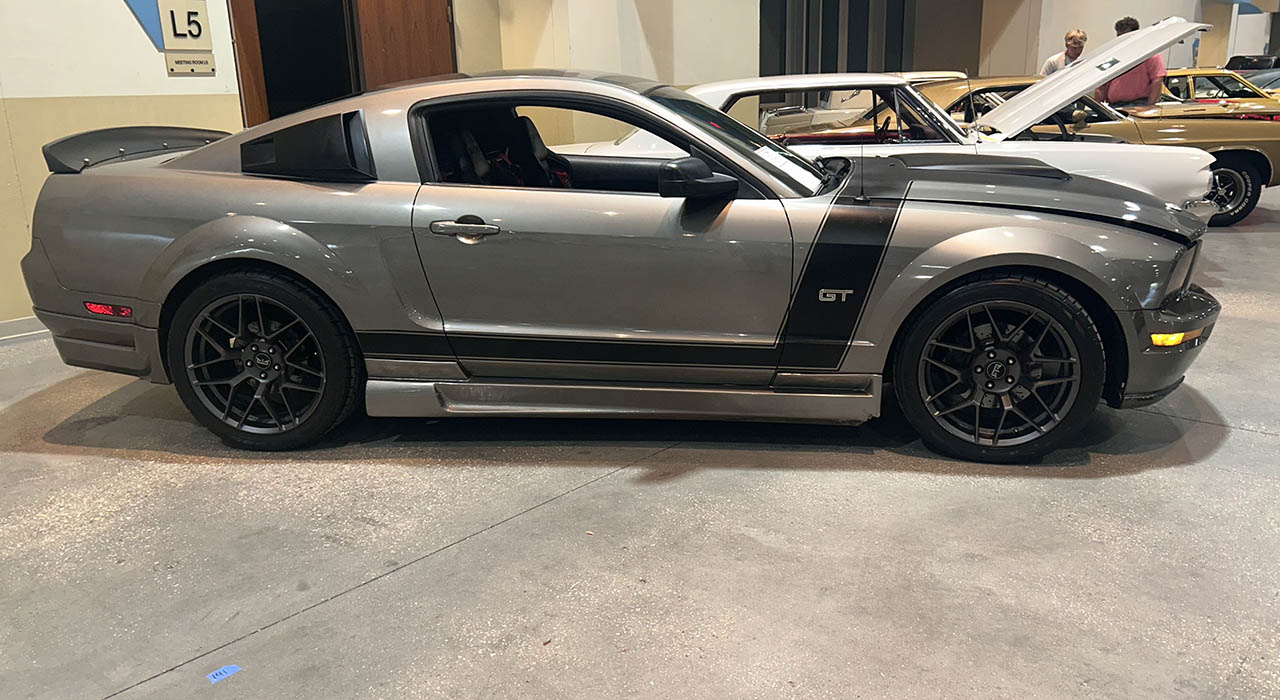2nd Image of a 2005 FORD MUSTANG GT