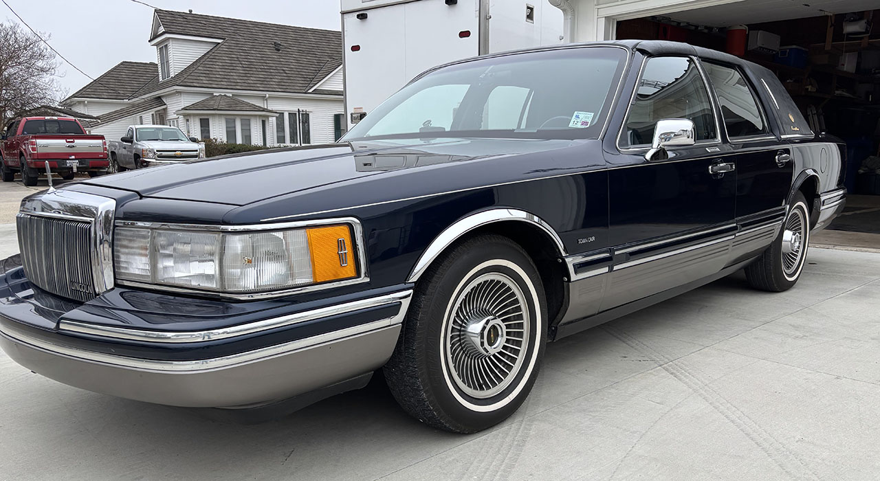 1st Image of a 1992 LINCOLN TOWNCAR