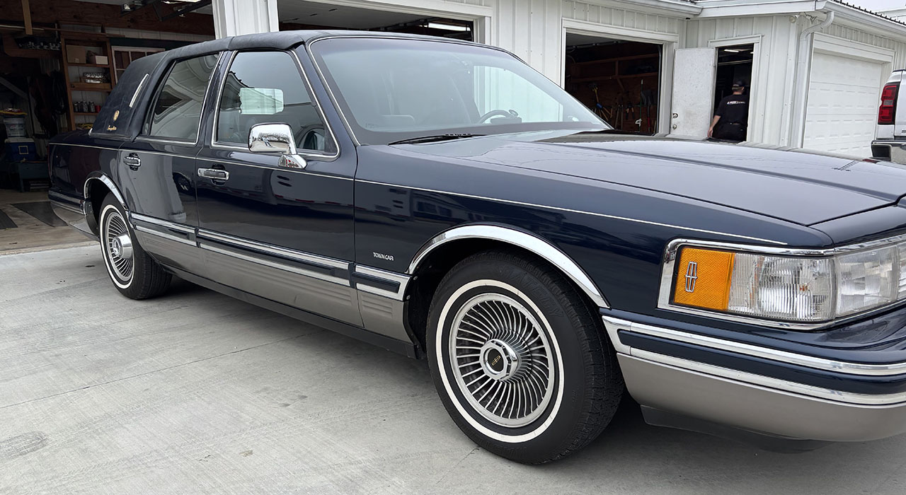 2nd Image of a 1992 LINCOLN TOWNCAR