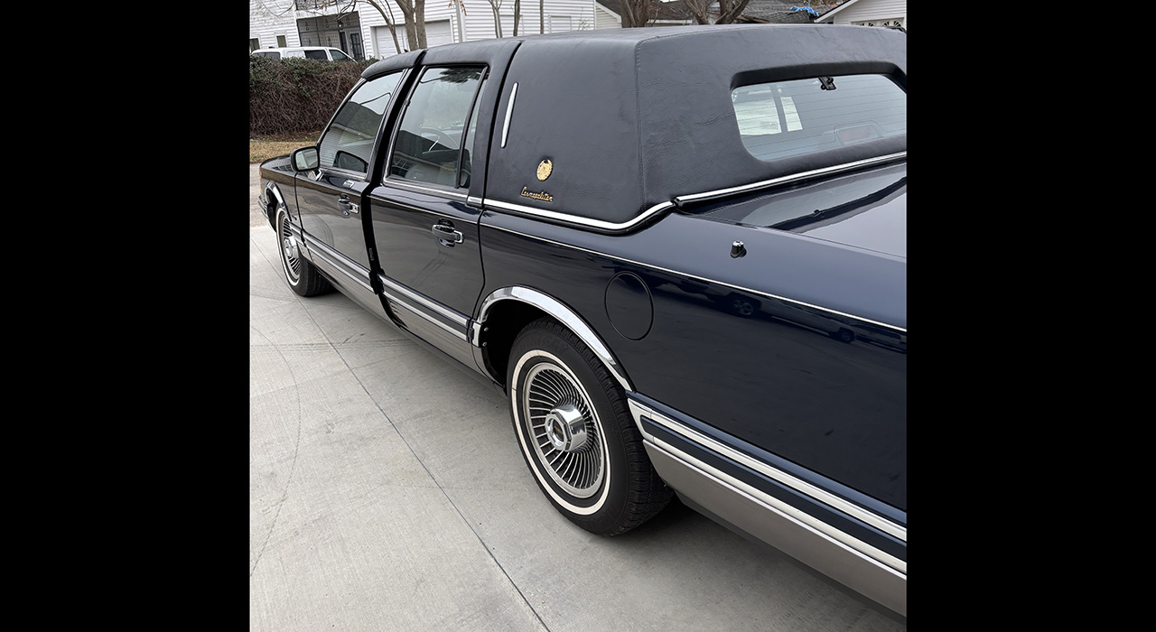 3rd Image of a 1992 LINCOLN TOWNCAR