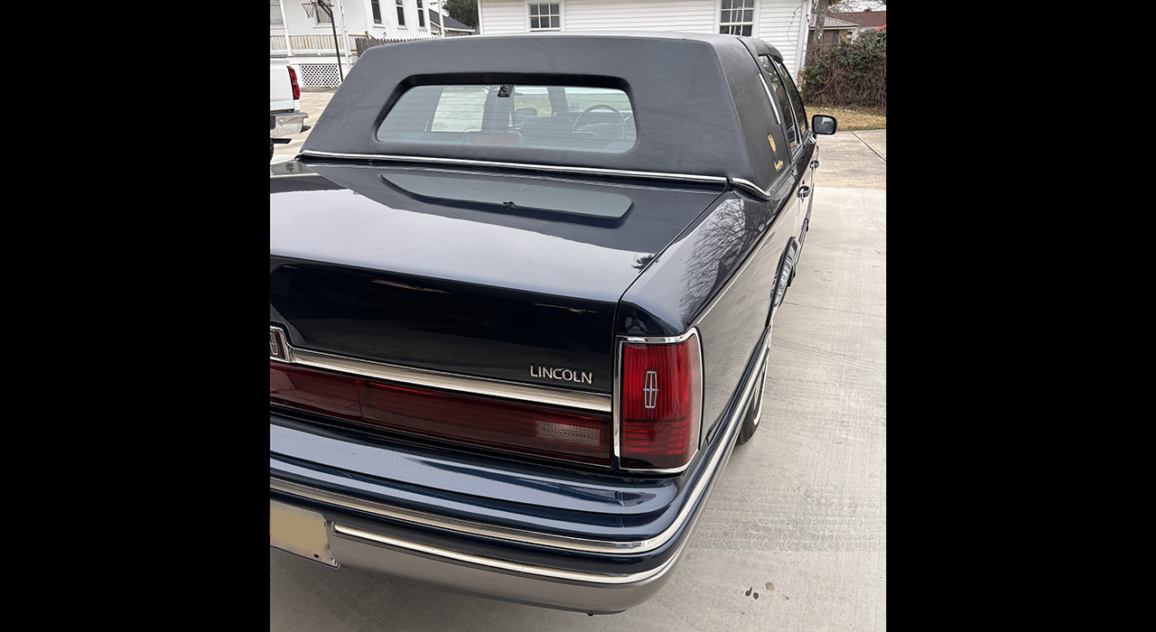 4th Image of a 1992 LINCOLN TOWNCAR