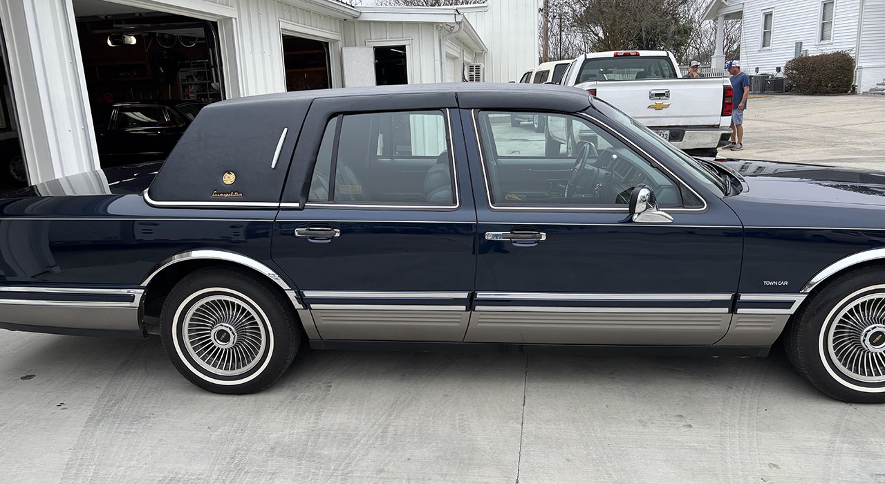 5th Image of a 1992 LINCOLN TOWNCAR