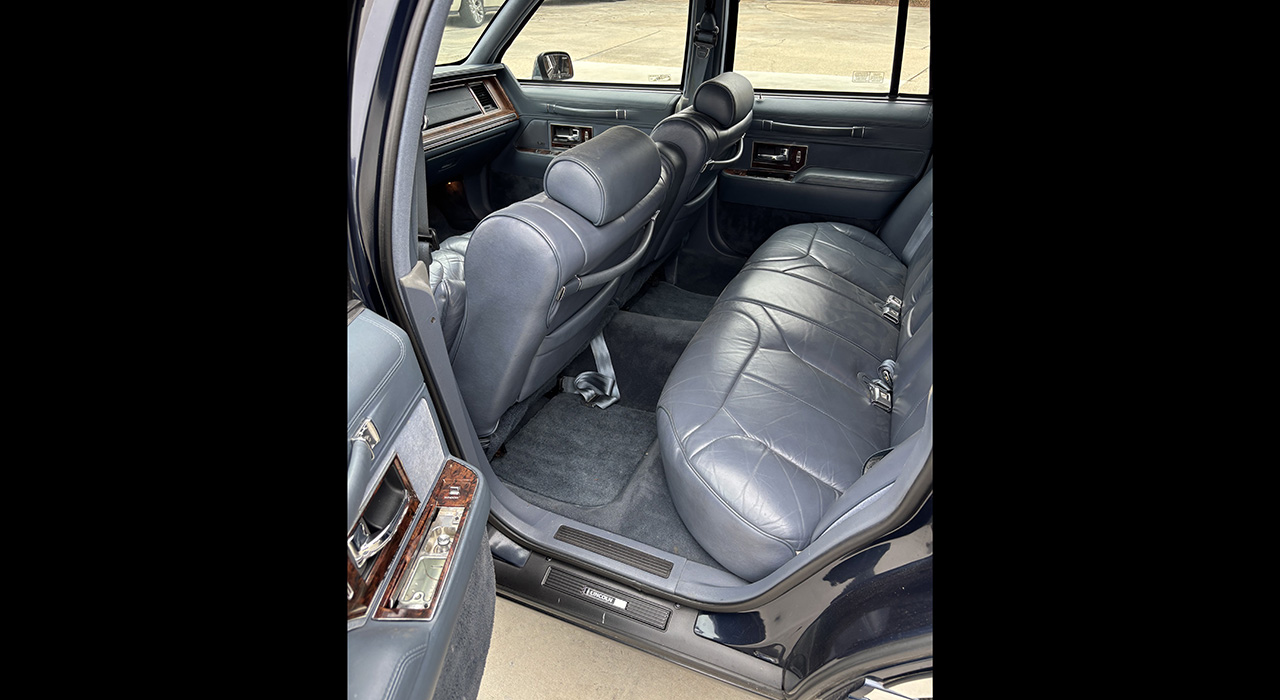 9th Image of a 1992 LINCOLN TOWNCAR