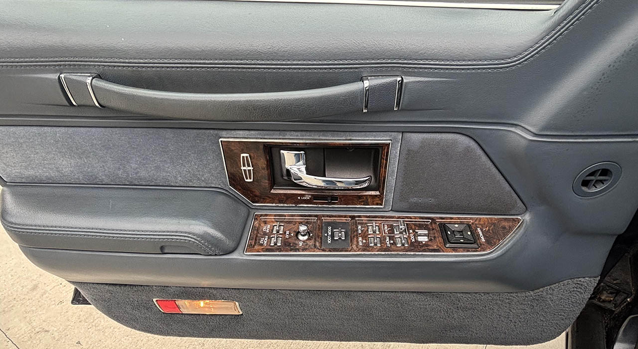 11th Image of a 1992 LINCOLN TOWNCAR