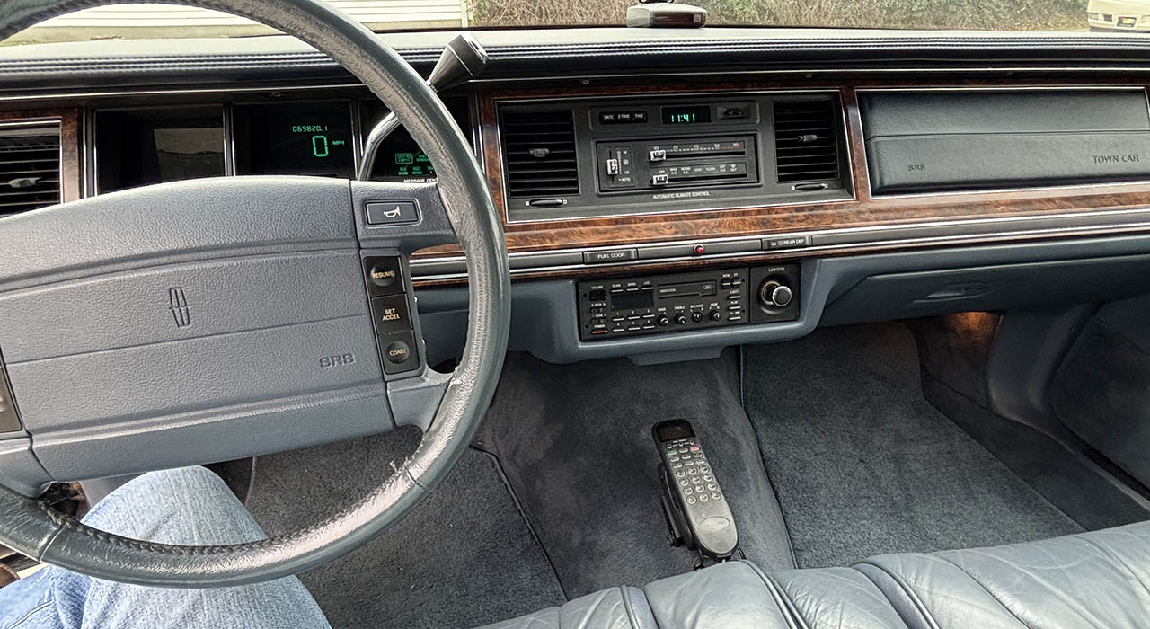 12th Image of a 1992 LINCOLN TOWNCAR