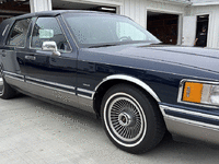 Image 3 of 16 of a 1992 LINCOLN TOWNCAR