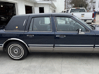 Image 6 of 16 of a 1992 LINCOLN TOWNCAR