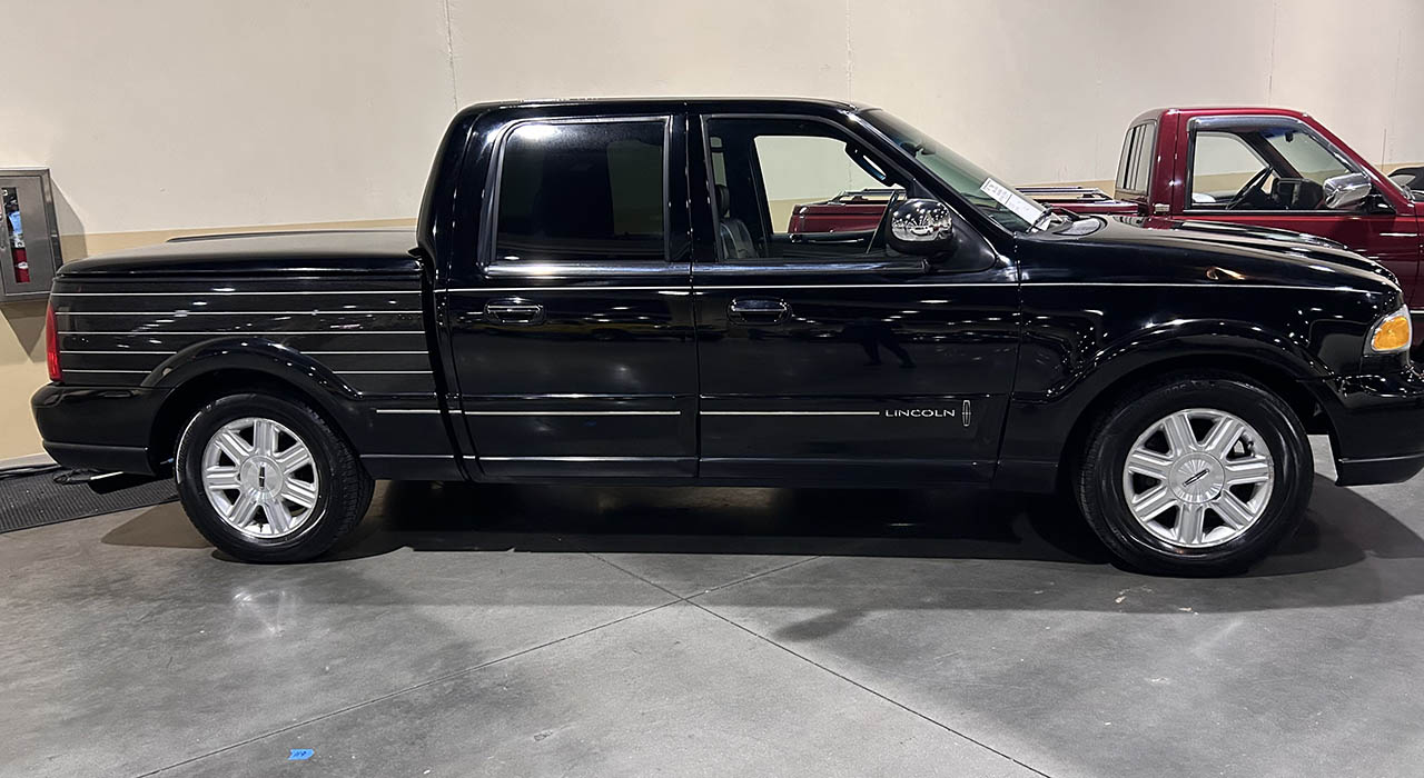 2nd Image of a 2002 LINCOLN BLACKWOOD