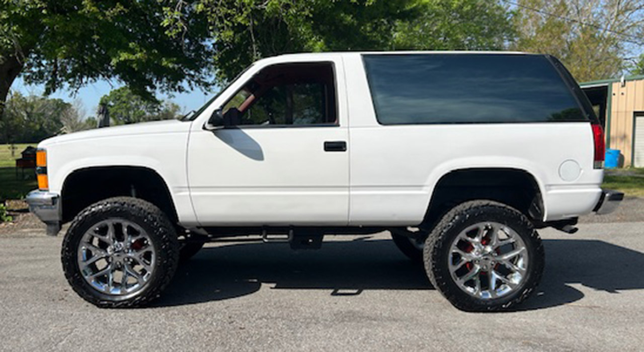 2nd Image of a 1993 GMC YUKON