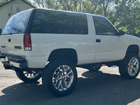 Image 2 of 9 of a 1993 GMC YUKON