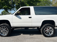 Image 3 of 9 of a 1993 GMC YUKON