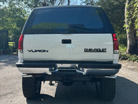 Image 5 of 9 of a 1993 GMC YUKON